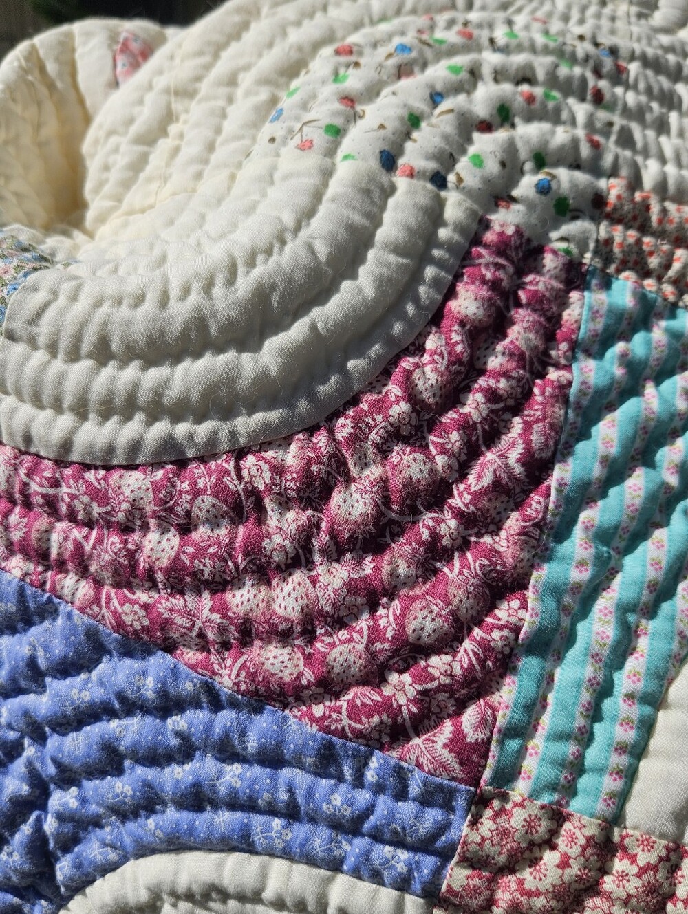 HANDMADE QUILT, Vintage Handmade Quilt, Queen Size Quilt, Edna Rosas Quilt - Picture 4 of 7